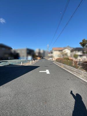 北東側前面道路：約9.0m