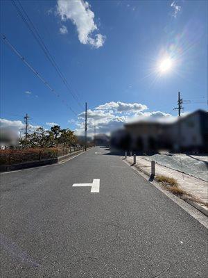 北東側前面道路：約9.0m