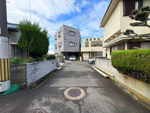 北側前面道路1　2025年11月撮影