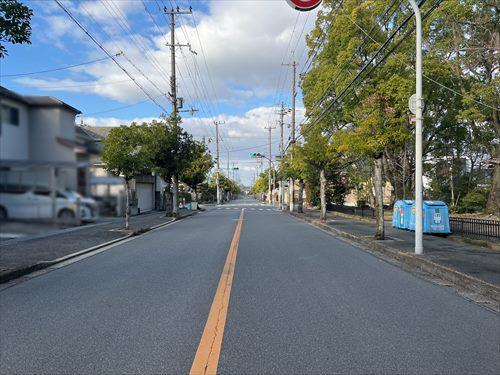 東側前面道路(2025年12月撮影)