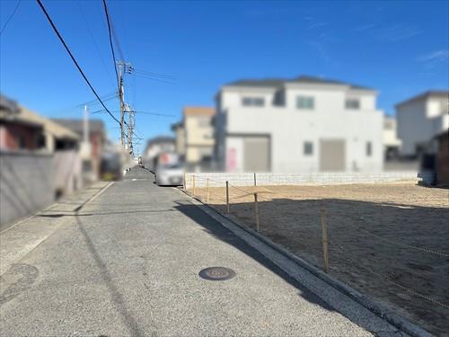 北西側前面道路（2026年2月撮影）