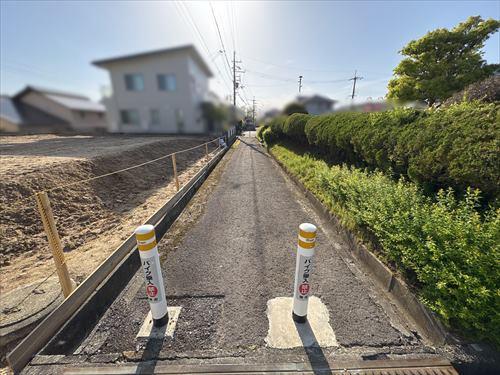 北西側歩行者用道路（2026年4月撮影）