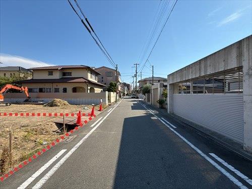 西側前面道路1