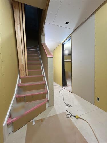 1階から2階への階段・1階廊下