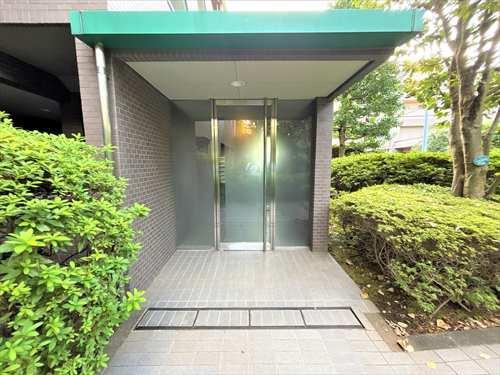 エントランス前(2025年9月撮影)