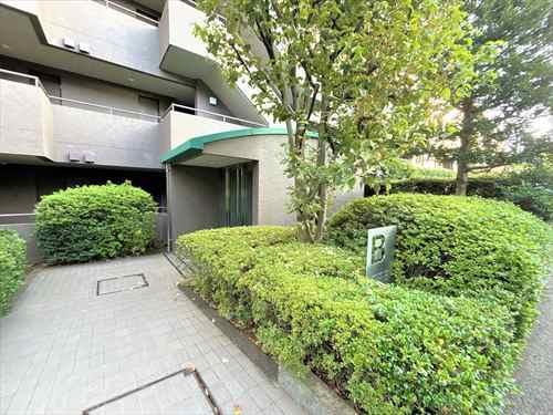 エントランス前(2025年9月撮影)