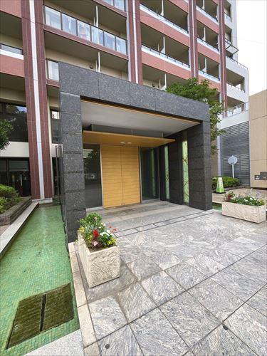 マンション入口前