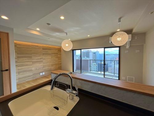 キッチンから見るリビングダイニング