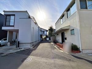 現地・前面道路（中央奥が現地）