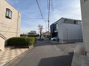 北東側15ｍ先に存する道路