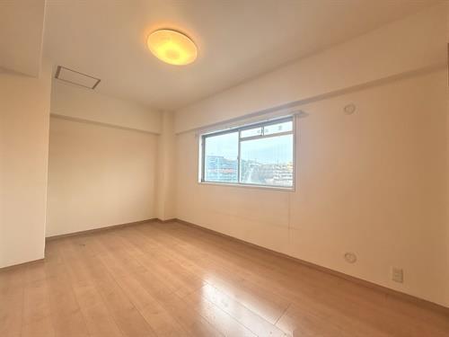 洋室約6帖(南東側)