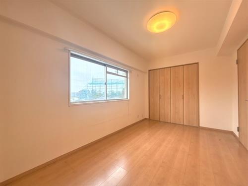 洋室約6帖(南東側)