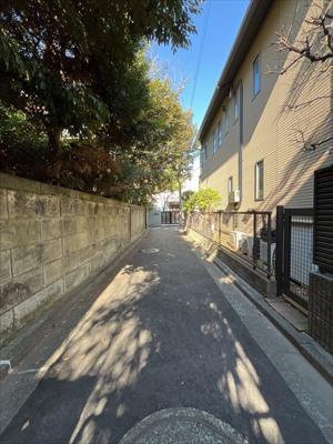 西側前面通路(2026年3月撮影)