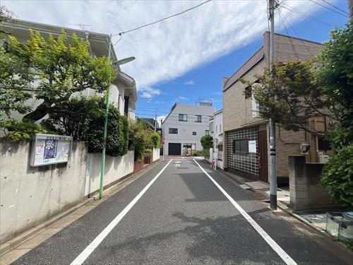 北側前面道路②(2026年8月撮影)