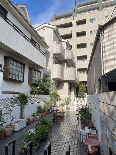 現地（路地状部分、左奥）