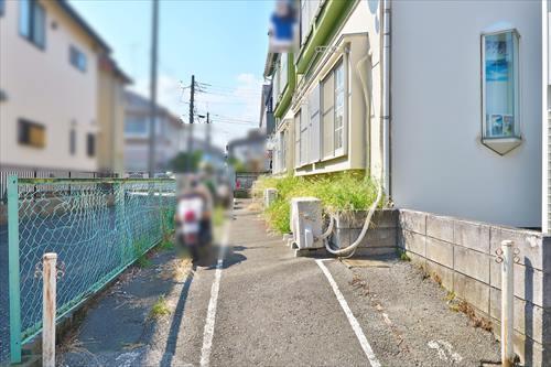 敷地内の様子　バイク置き場