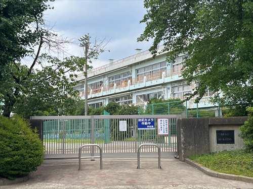 厚木市立緑ケ丘小学校まで810ｍ