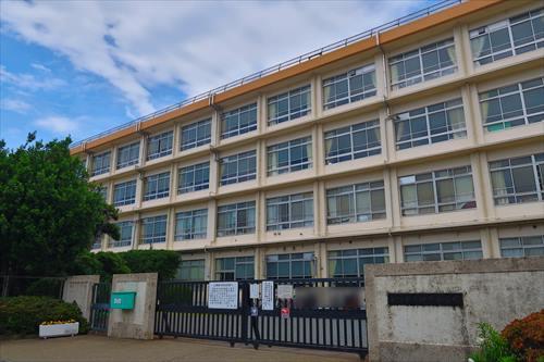 平塚市立神明中学校まで1400ｍ