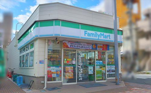 ファミリーマートまで610ｍ