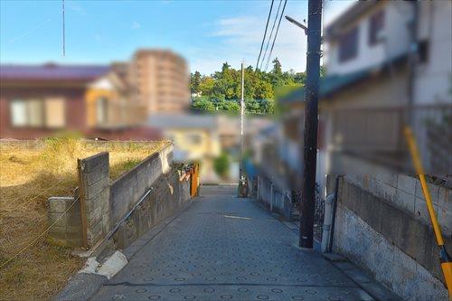 前面道路（2025年11月撮影）