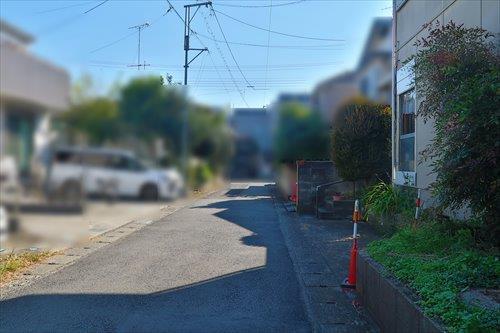 北東側前面道路（2025年10月撮影）