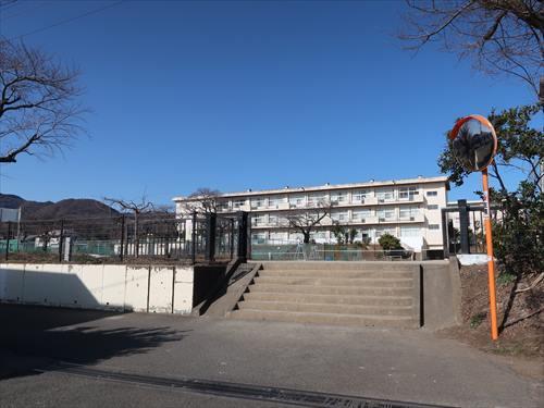 伊勢原市立山王中学校まで1100m