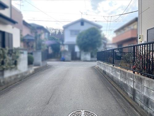 南東側道路（2026年2月撮影）