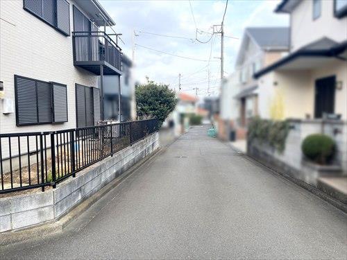 南東側道路（2026年2月撮影）