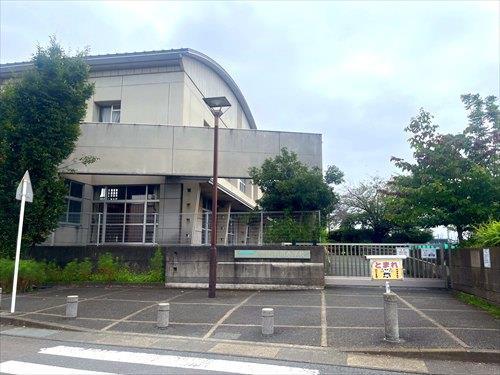 伊勢原市立石田小学校まで930m