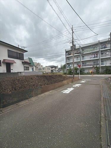 東側前面道路