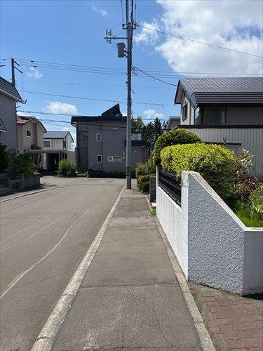 南東側道路歩道部分（2026年5月撮影）