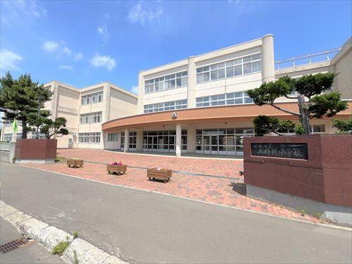 札幌市立上野幌中学校930m