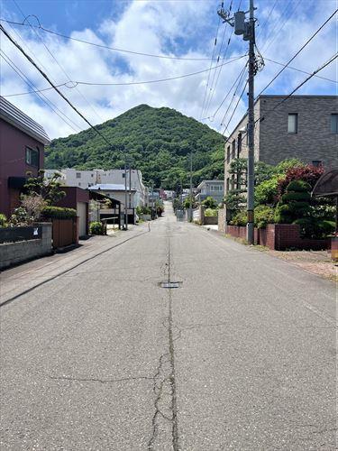 北西側前面道路