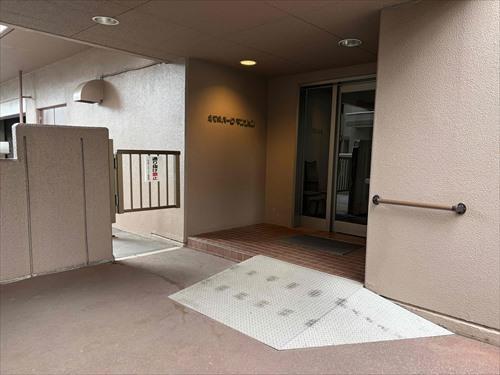エントランス（歩道から）
