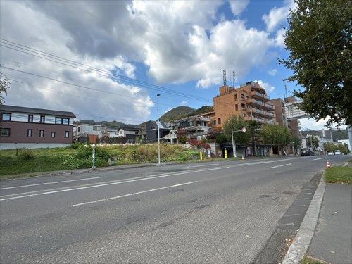 北東側前面道路