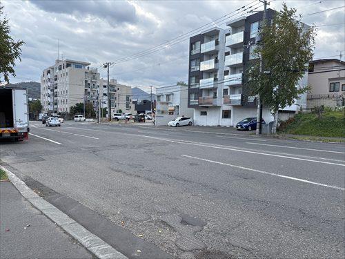 北東側前面道路
