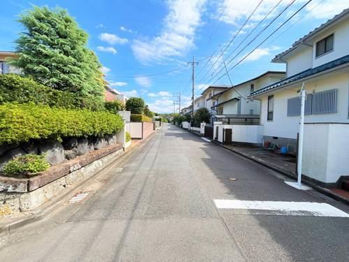 【現地前面道路2025年10月撮影】