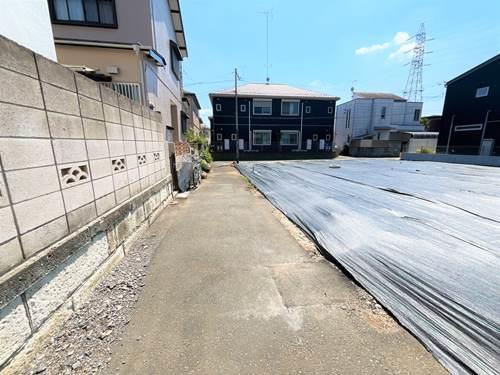 【現地前面道路2025年8月撮影】
