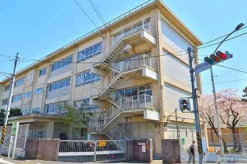 南百合丘小学校まで750ｍ