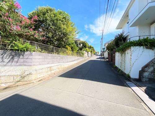 【現地前面道路2025年9月撮影】