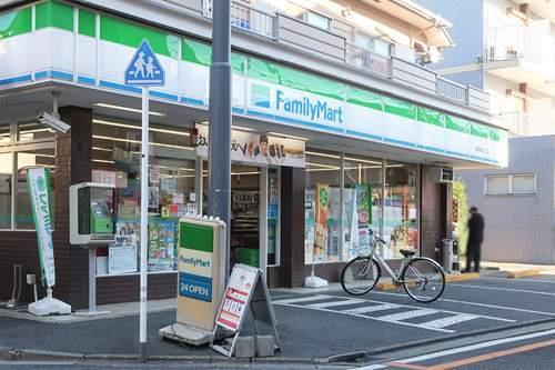 ファミリーマートまで620m