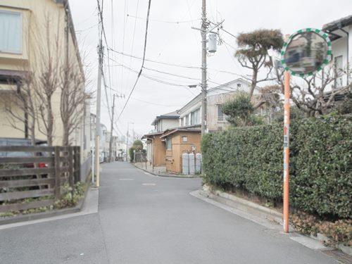 東側前面道路（撮影 2026.02）