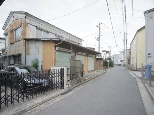 東側前面道路（撮影 2026.02）