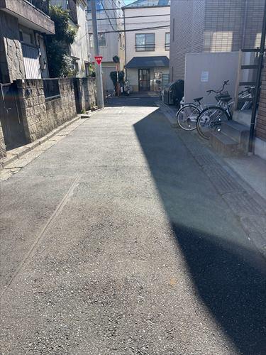 東側前面道路(2025年12月撮影)