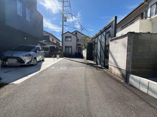 南東側前面通路①(撮影2026.10)