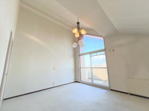 上階洋室（約9帖）