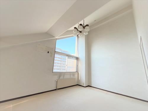 上階洋室（約8.2帖）