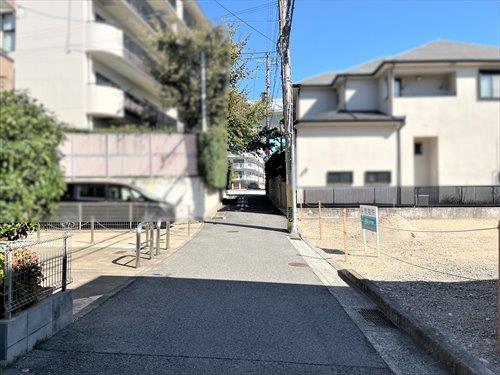 前面道路写真（2025年10月撮影）