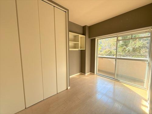 バルコニー側洋室