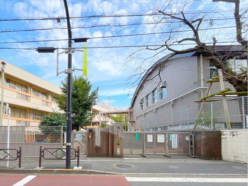 調布市立滝坂小学校まで590m